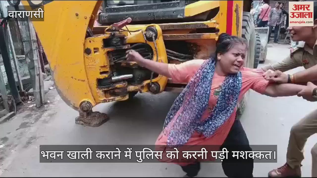 VIDEO : woman lay down in front of bulldozer in varanasi