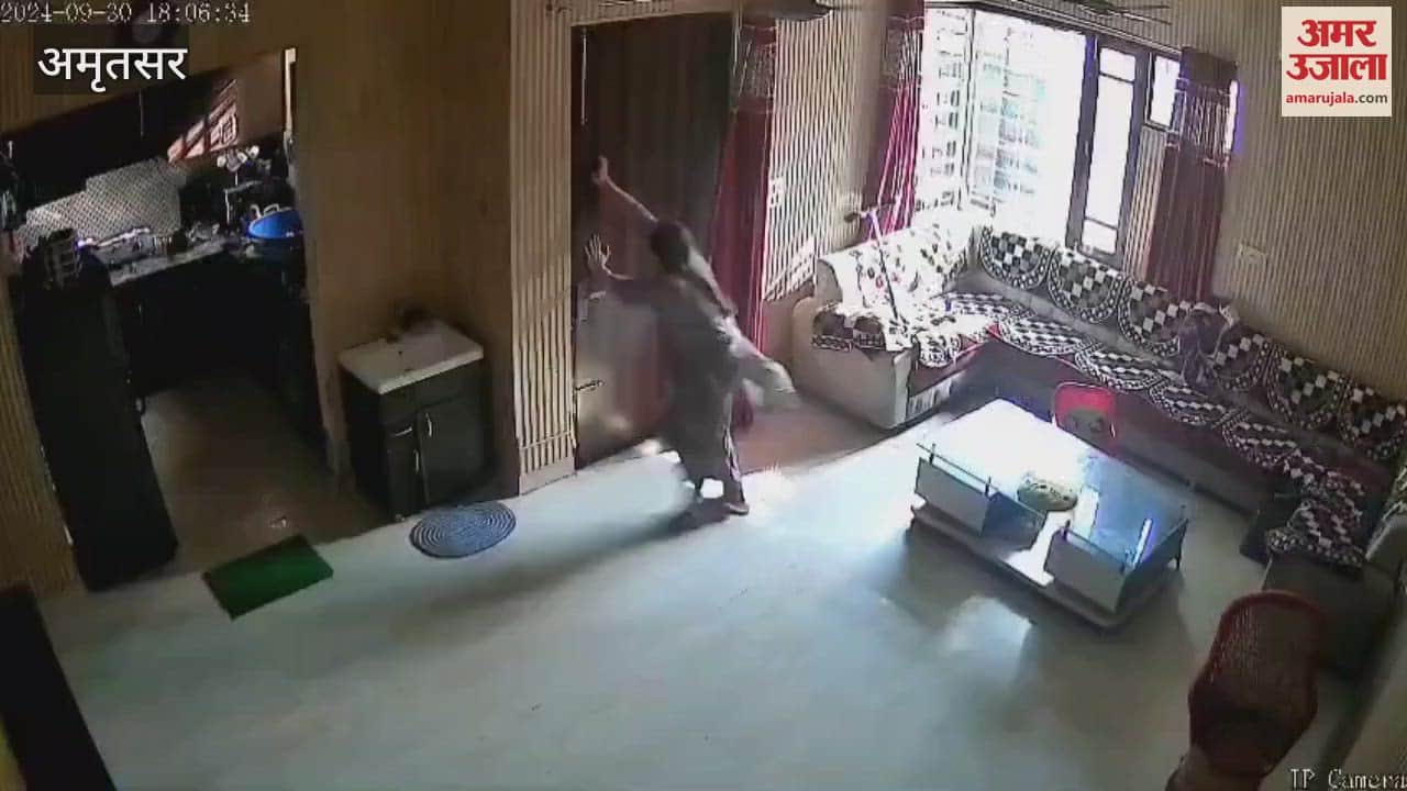 VIDEO : A Woman Fought With Three Robbers Who Entered Her House In Amritsar