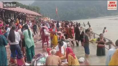 VIDEO : Sarva Pitru Amavasya devotees Crowd gathered at Triveni Ghat Rishikesh Uttarakhand News in hindi