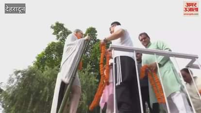 VIDEO : Union minister Kiren Rijiju in Dehradun Participated in cleanliness drive paid tribute to Mahatma Gandhi