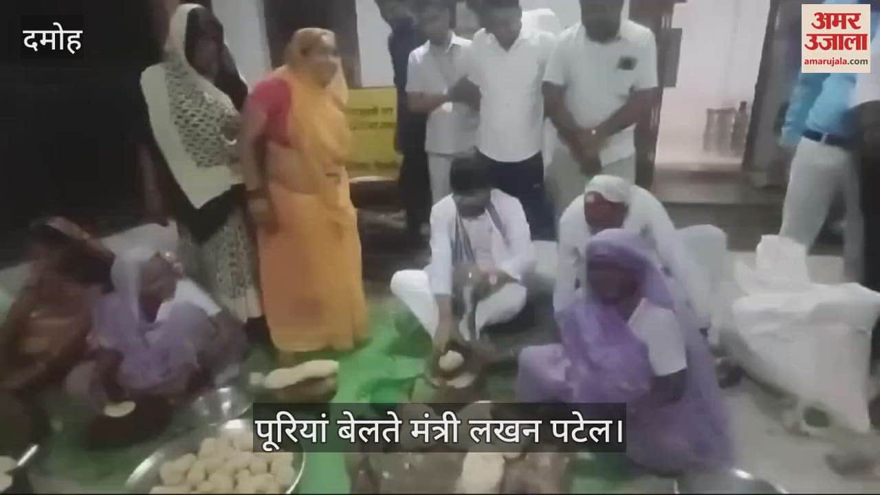 Damoh Minister Lakhan Patel made puris in Bhandara, women sang Bundeli bhajans