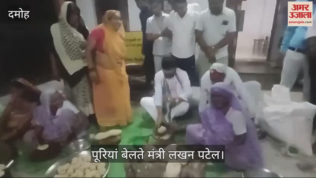 Damoh Minister Lakhan Patel made puris in Bhandara, women sang Bundeli bhajans