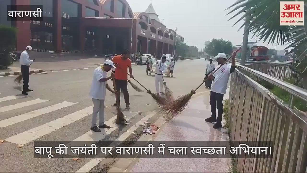 VIDEO : Clean India message given by running cleanliness drive at Banaras station