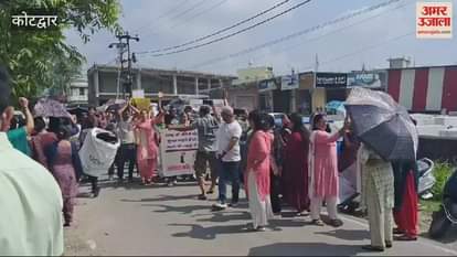 VIDEO : Justice for Ankita, Protest outside Kotdwar court premises