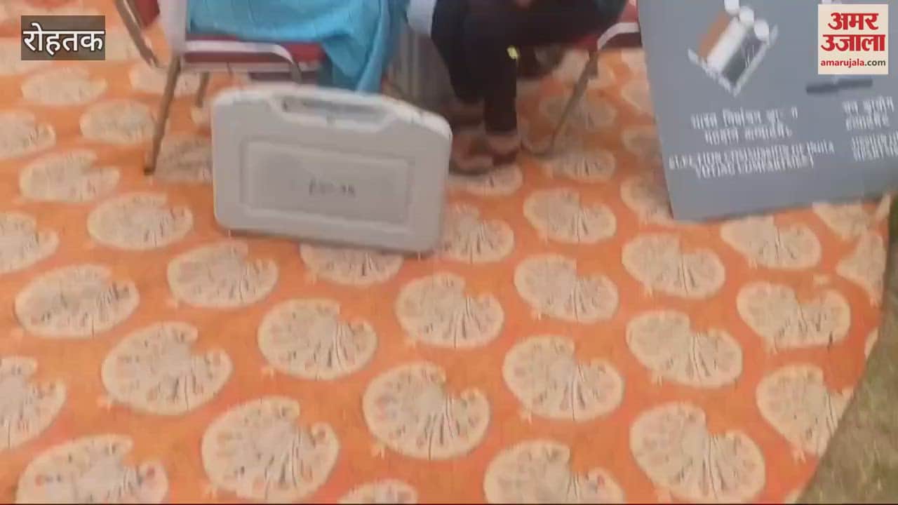 VIDEO : रोहतक में जाट शिक्षण संस्थान में पिंक बूथ की पोलिंग पार्टियों को दी गई चुनावी सामग्री