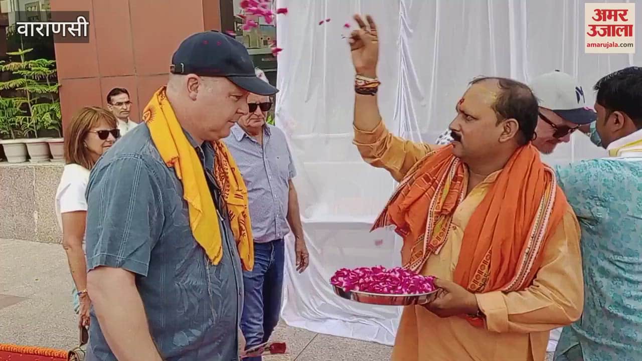 VIDEO : Foreign Guests Reached Kashi Red Carpet Laid Soon They Got Off Maharaja Express People Applied Tilak