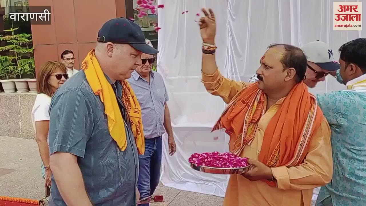 VIDEO : Foreign Guests Reached Kashi Red Carpet Laid Soon They Got Off Maharaja Express People Applied Tilak