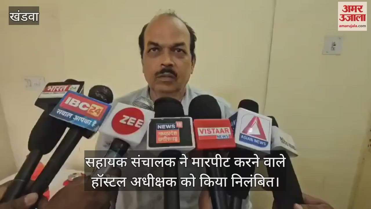 Khargone: The drunken hostel superintendent made the children living in the tribal hostel stand in murga'