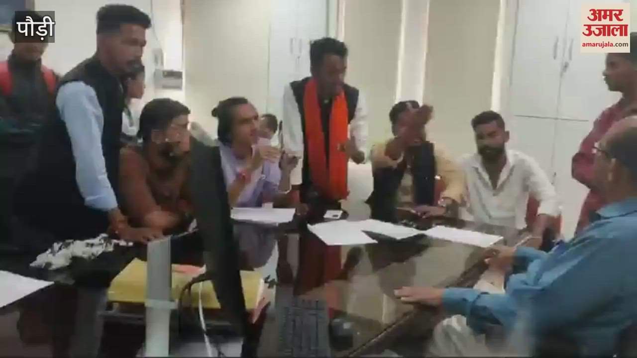 VIDEO : Garhwal University: Student leaders surrounded the Registrar demanding increase in salary of guest faculty