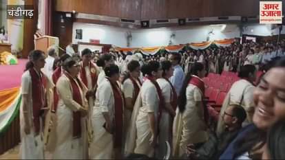VIDEO : पीजीआई चंडीगढ़ में दीक्षांत समारोह, कुर्ता पायजामा पहन कर पहुंचे डॉक्टर