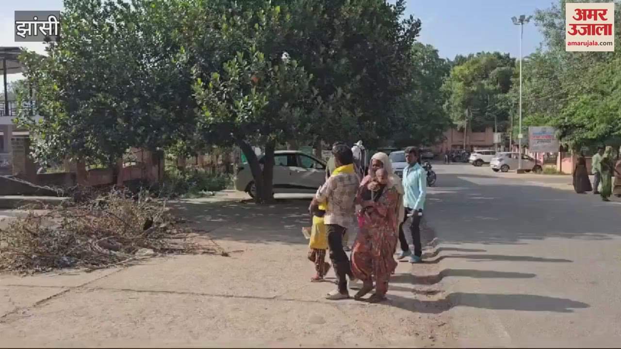 VIDEO : पिता सिलेंडर तो मां गोद में बच्चियों को लेकर पहुंची एक्सरे कराने, नहीं मिली स्ट्रेचर