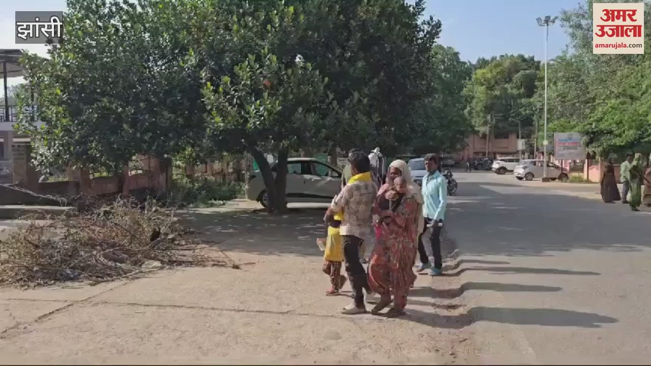VIDEO : पिता सिलेंडर तो मां गोद में बच्चियों को लेकर पहुंची एक्सरे कराने, नहीं मिली स्ट्रेचर