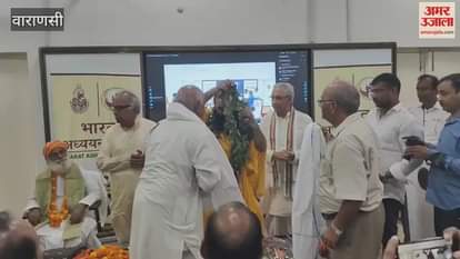 VIDEO : Acharya Mithilesh Nandini Sharan honored characters of Ramlila by draping with robes