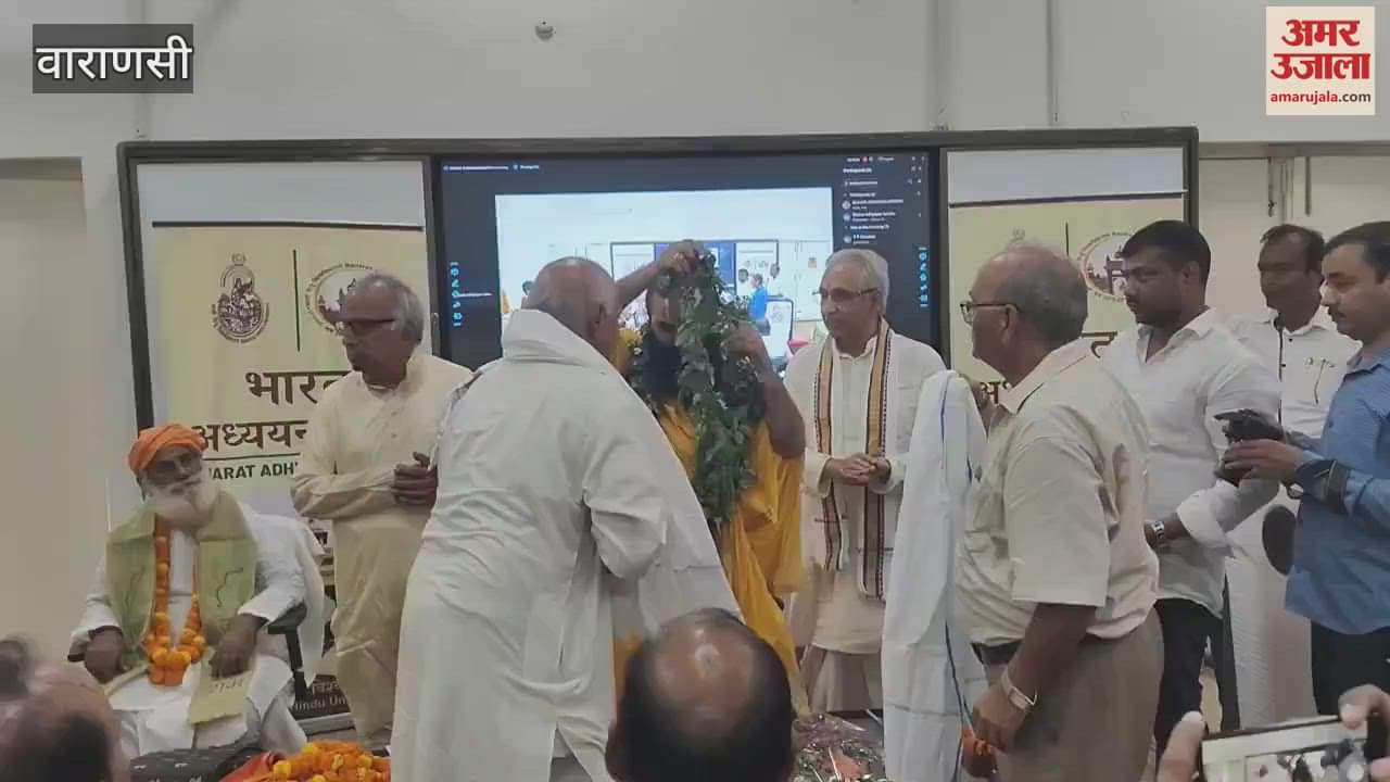 VIDEO : Acharya Mithilesh Nandini Sharan honored characters of Ramlila by draping with robes