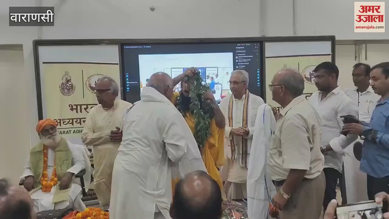 VIDEO : Acharya Mithilesh Nandini Sharan honored characters of Ramlila by draping with robes