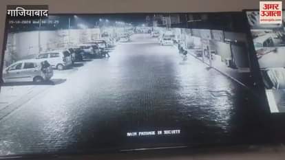 VIDEO : गाजियाबाद में कार के बोनट पर बैठकर युवकों ने मचाया हुड़दंग, देखें वीडियो