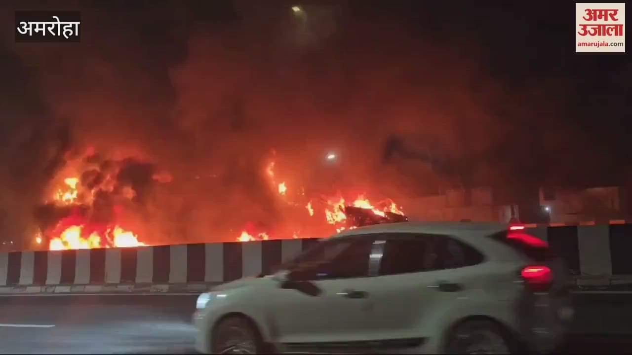 VIDEO : Two trucks collided on Delhi Highway in Amroha, vehicles caught fire, driver from Rajasthan burnt alive