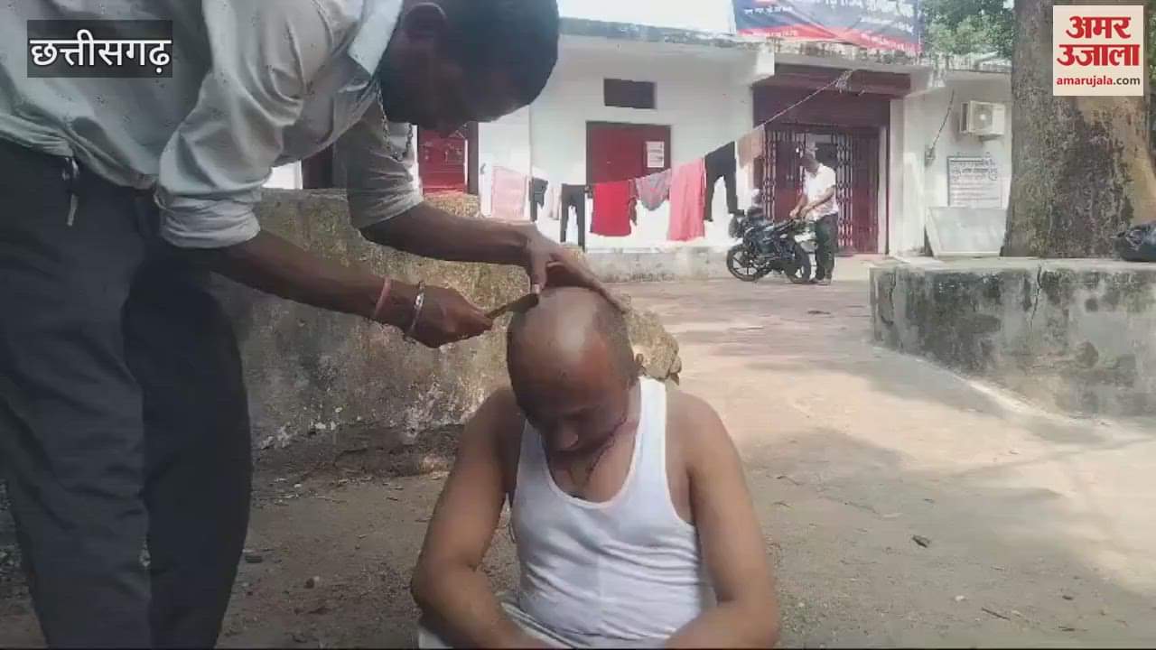 VIDEO : मनेंद्रगढ़ में दिव्यांग शिक्षक ने बैंक के बाहर किया पिंडदान, देखें वीडियो