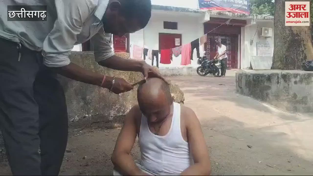 VIDEO : मनेंद्रगढ़ में दिव्यांग शिक्षक ने बैंक के बाहर किया पिंडदान, देखें वीडियो