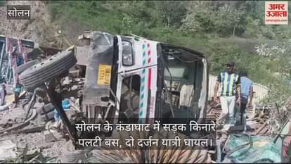 VIDEO : A bus overturned on the roadside in Kandaghat of Solan