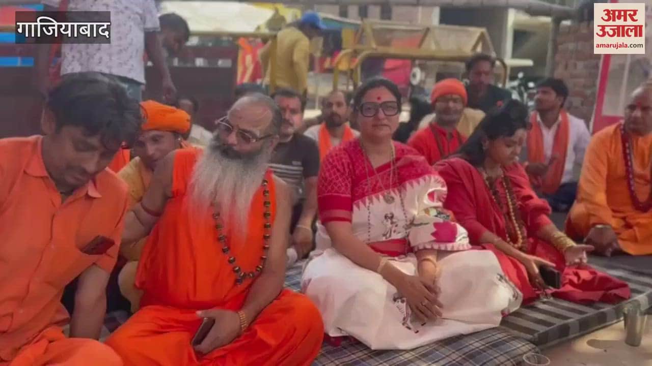 VIDEO : Panchayat held on NH not in Dasna temple