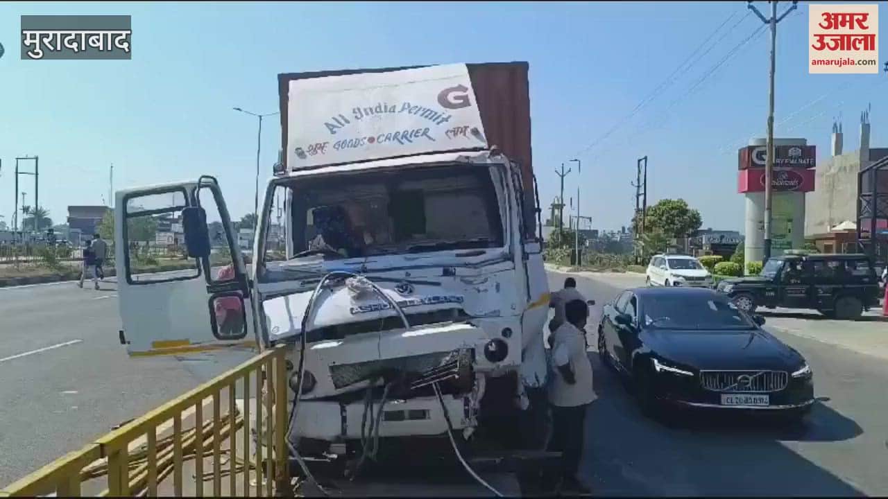 VIDEO : canter hit a mini bus parked on the highway in Gajraula, causing a ruckus among the people nearby