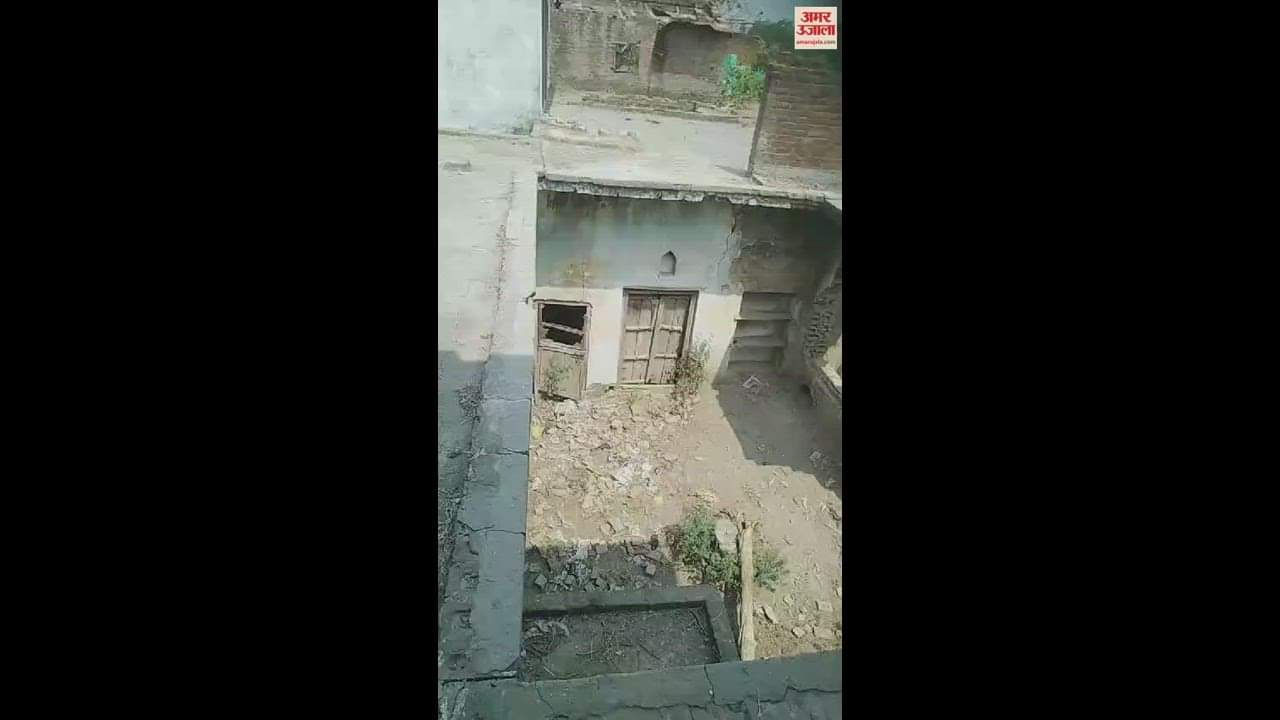 VIDEO : मकान की छत पर चढ़ा सांड, पुलिस और ग्रामीणों ने नीचे उतारा
