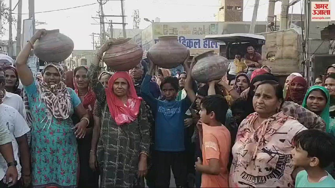 VIDEO : फतेहाबाद में पानी के लिए दो घंटे जाम, महिलाओं ने फोड़े मटके, जेई का किया घेराव