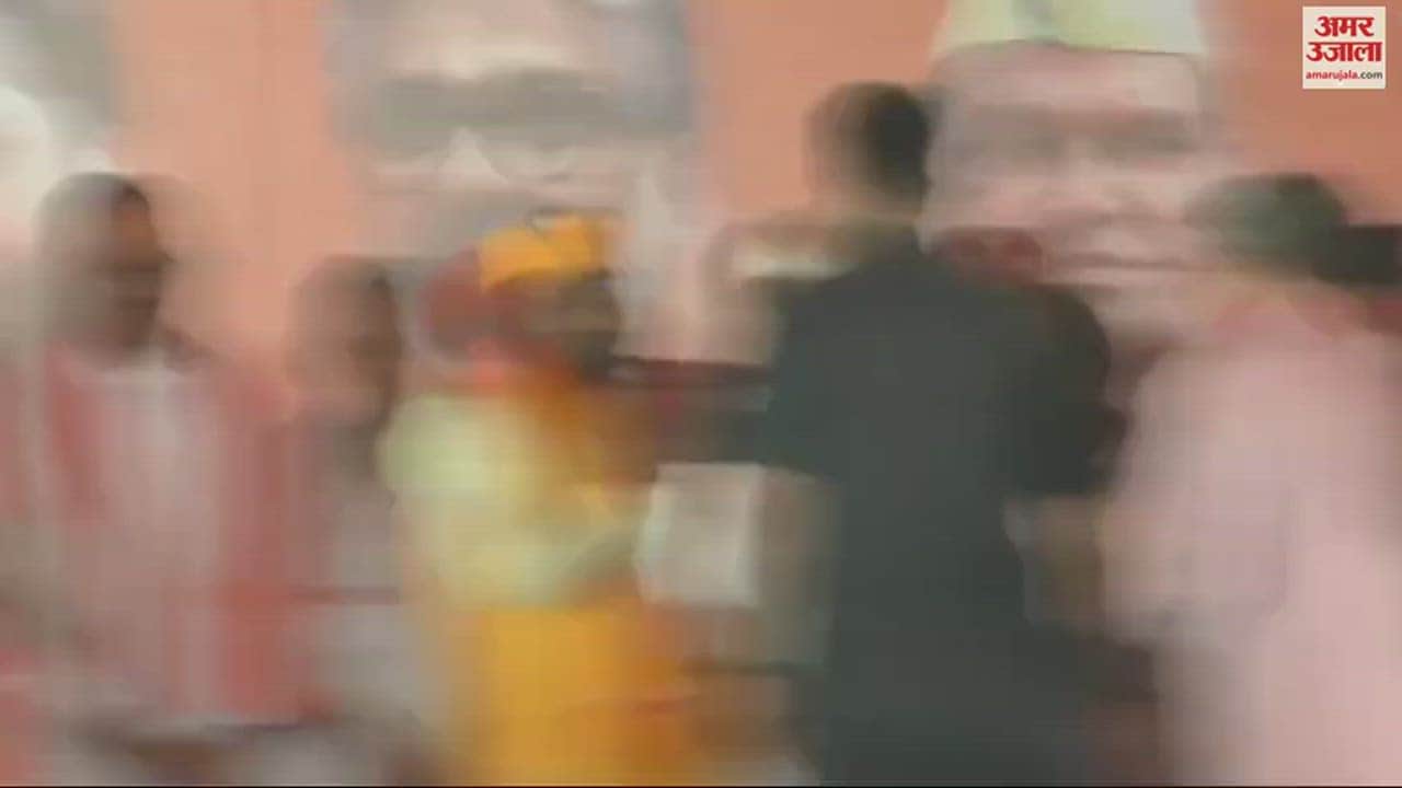 VIDEO : Lok Sabha Election Prime Minister Modi showed affection to Ghosi candidate