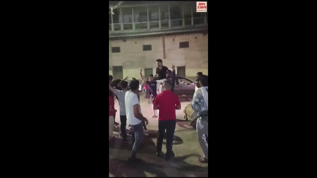 VIDEO : IPL 2024 की ट्रॉफी जीतने के बाद पहली बार घर पहुंचे वैभव अरोड़ा, ढोल की थाप पर जमकर किया डांस