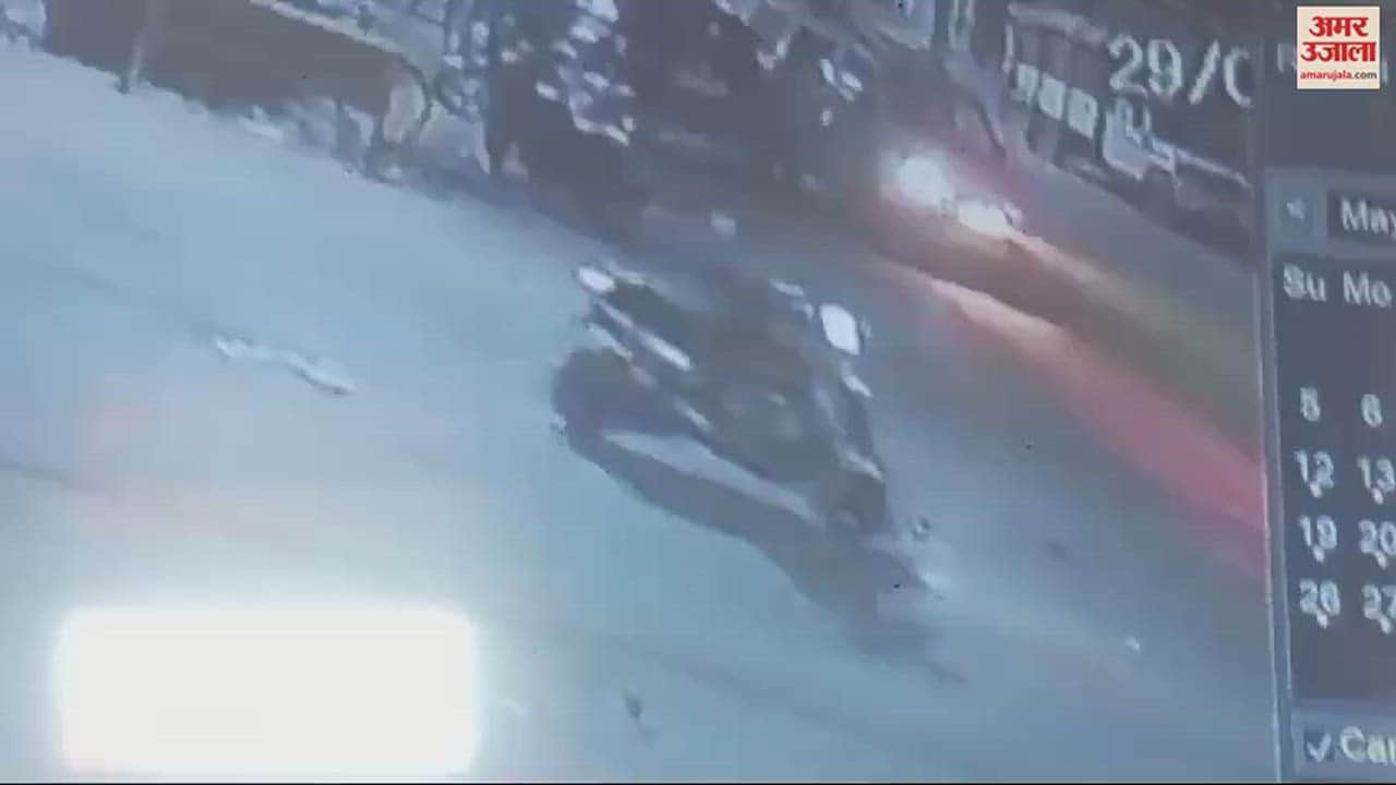 VIDEO : तेज रफ्तार कार ने पार्किंग में खड़ी गाड़ियों को मारी टक्कर, देखें वीडियो