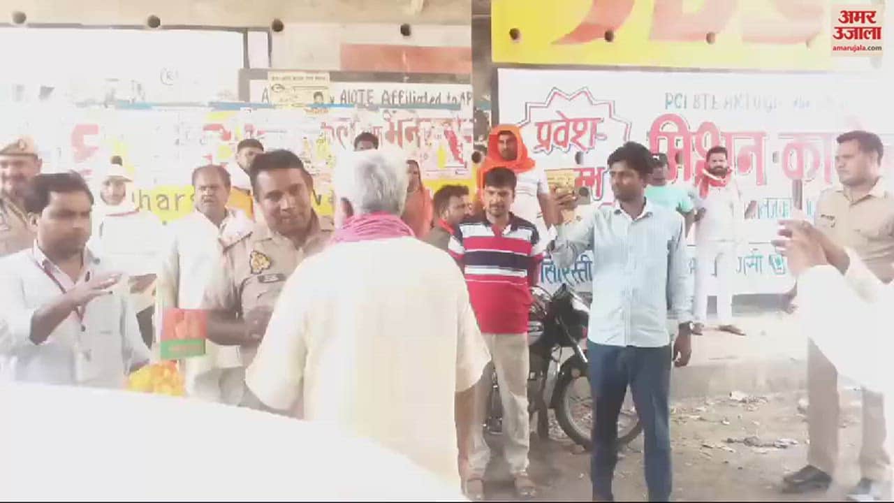 VIDEO : Police stopped the car SP leader in Varanasi there was an argument over of code of conduct