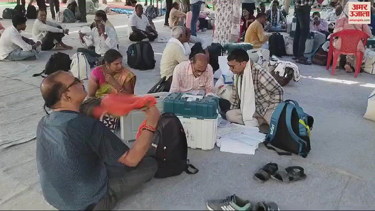 VIDEO : Lok Sabha Election Employees looked distressed due to the heat kept matching the list in varanasi