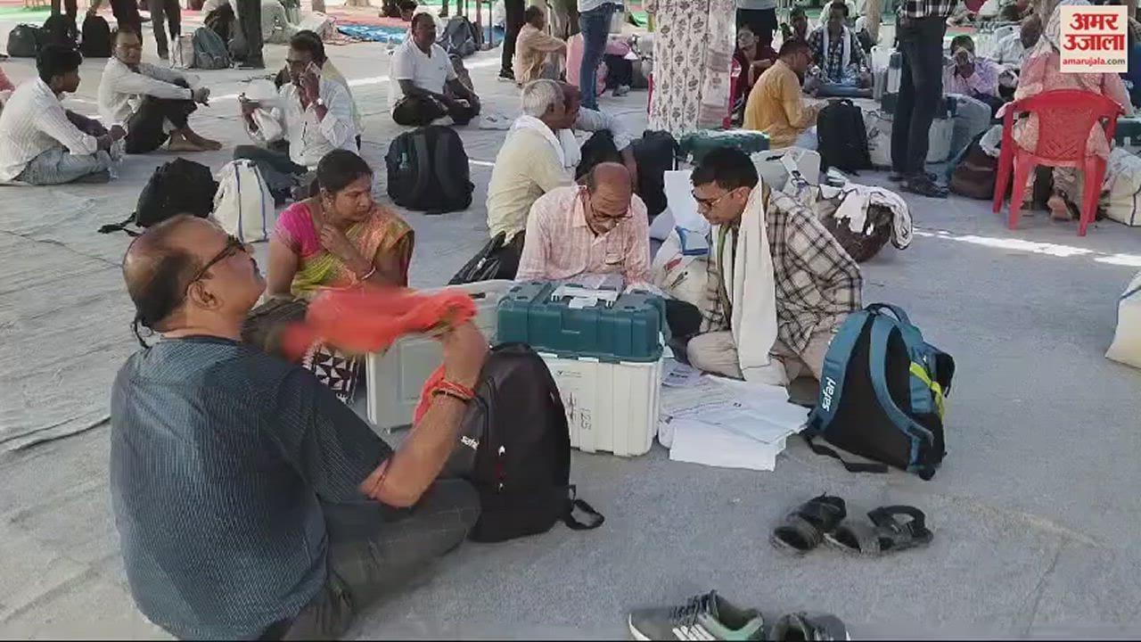 VIDEO : Lok Sabha Election Employees looked distressed due to the heat kept matching the list in varanasi
