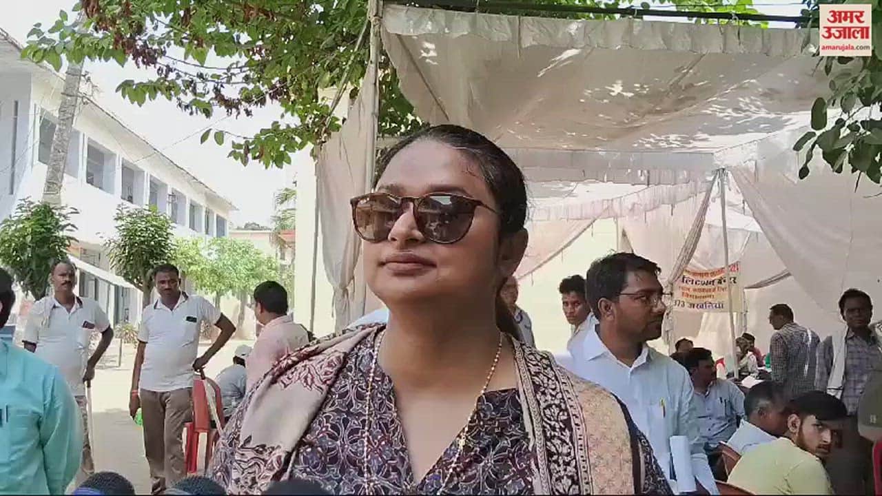 VIDEO : Lok Sabha Election DM Aryaka Akhauri inspected polling parties in Ghazipur