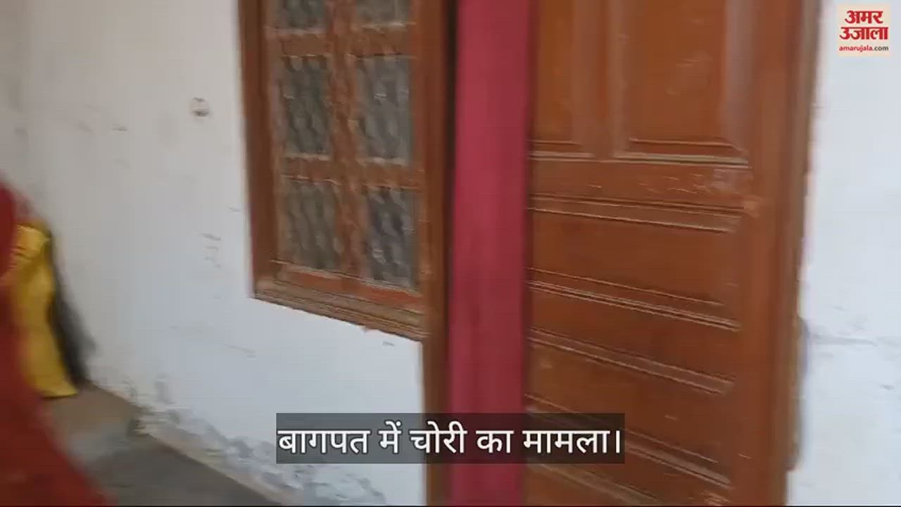 चोरी की घटना के बारे में बताती महिला।