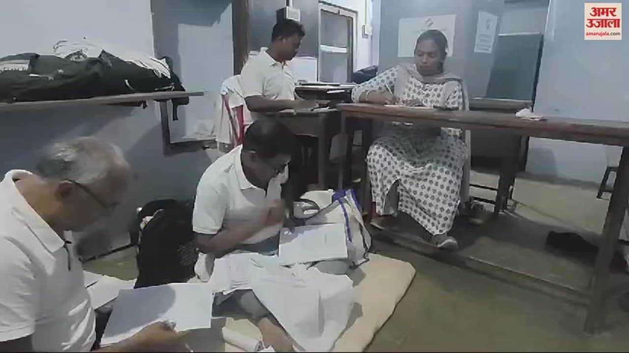 VIDEO : Preparations for voting at booth number 270 in AugustKunda Varanasi