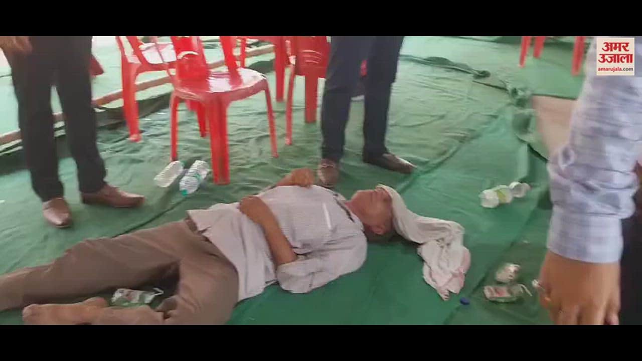 VIDEO : polling worker at Chandauli fell ill in navin mandi DM showed generosity