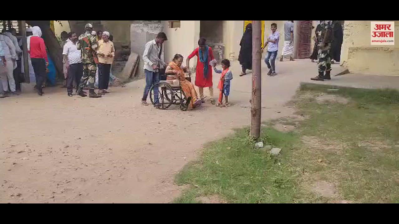 VIDEO : Lok Sabha Election Voting woman arrives to vote on a wheelchair