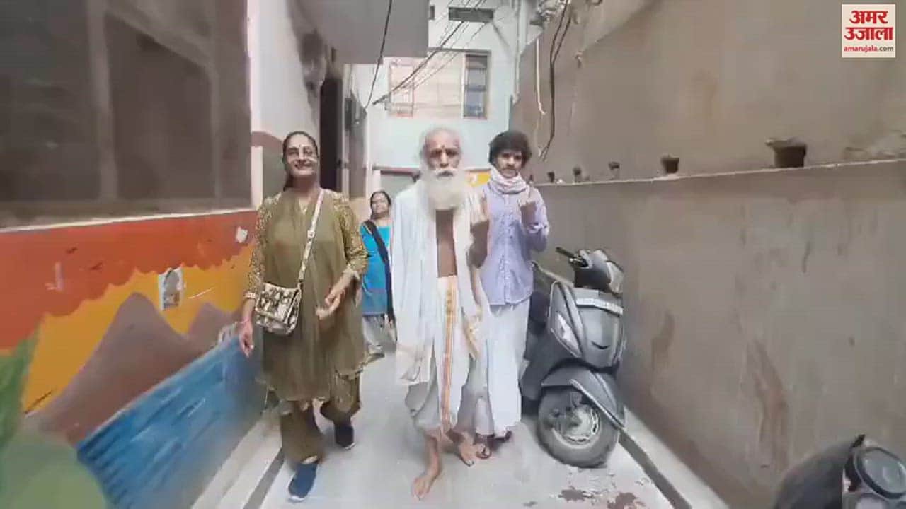 VIDEO : Lok Sabha Election PM Narendra Modi proposal casts vote