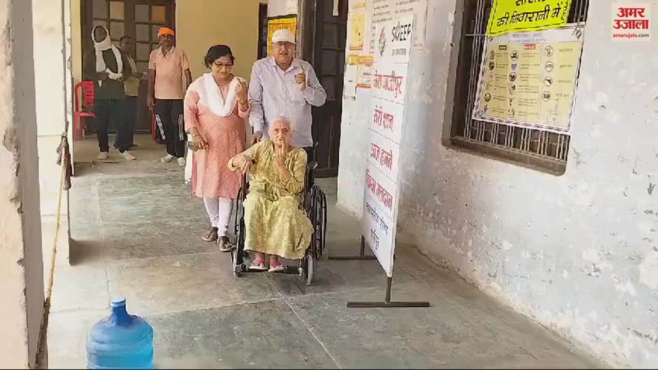VIDEO : Lok Sabha Election 2024 An elderly woman arrived on a wheelchair with her family and cast her vote