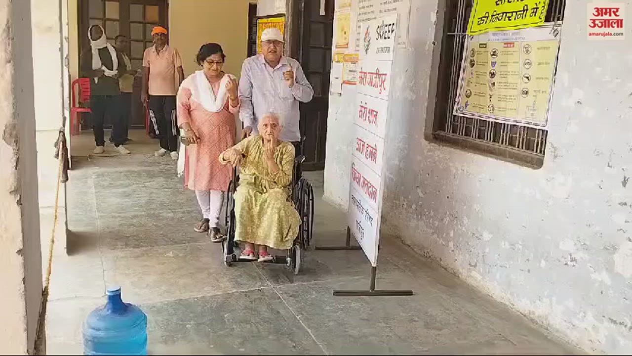 VIDEO : Lok Sabha Election 2024 An elderly woman arrived on a wheelchair with her family and cast her vote