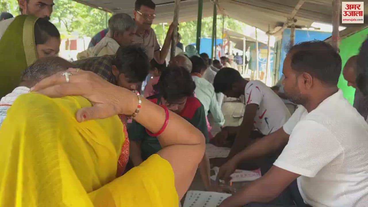 VIDEO : Lok Sabha Election 2024 After voting in Mau voters uploaded photos on social media to create awareness