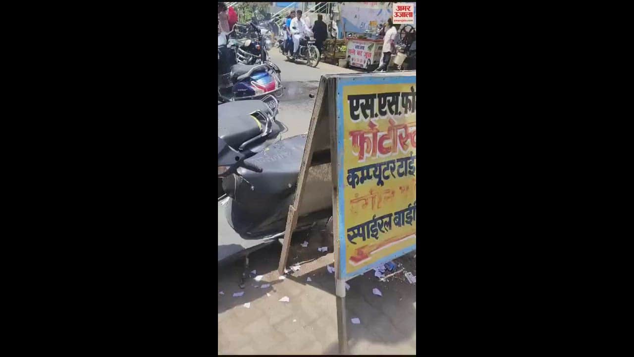 VIDEO : चलती बुलेट बाइक में लगी आग... पेट्रोल टंकी के नीचे से निकलने लगी लपटें