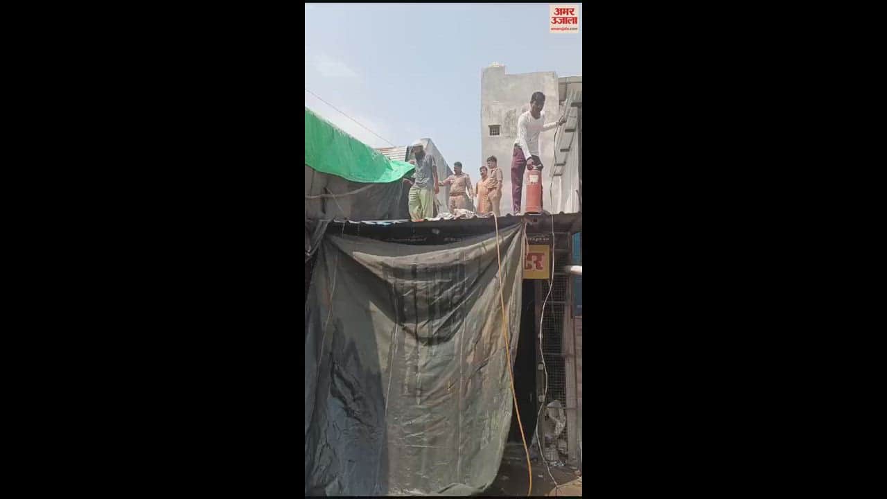 VIDEO : बरेली में पेट्रोल पंप के पास कपड़े की दुकान में लगी आग, बुझाने में सिपाही के हाथ झुलसे