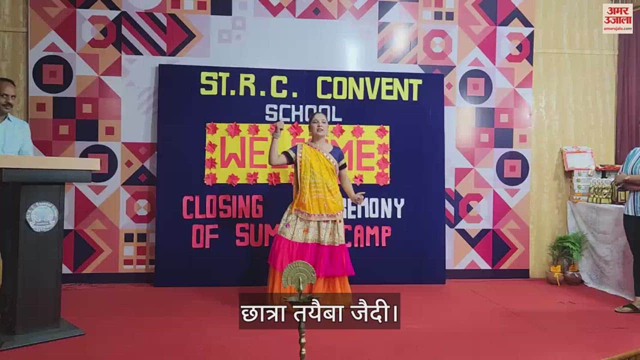 नृत्य प्रस्तुत करती छात्रा तयैबा