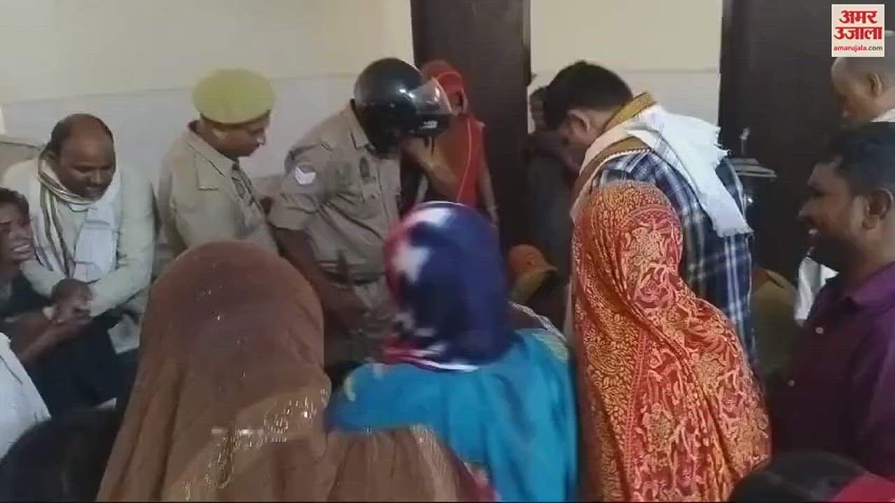 VIDEO : Uncontrolled truck crushed auto in bhadohi two killed including policeman and two labourers injured