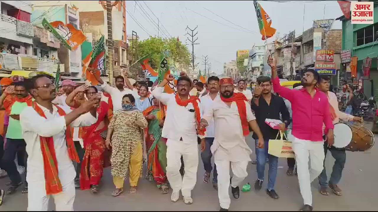VIDEO : third time Modi government in india BJP workers distributed sweets burst crackers and flag march