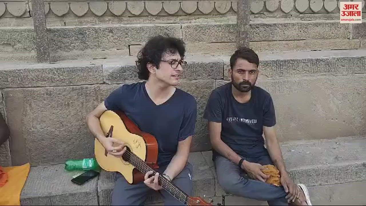 VIDEO : foreigner hummed hanuman chalisa with guitar at the Darbhanga Ghat in varanasi