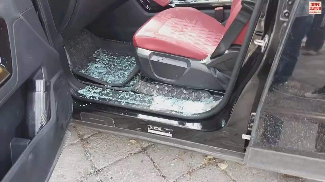VIDEO : फतेहाबाद में पुरानी कोर्ट रोड पर रंजिश में चार गाड़ियों में आए युवकों ने बरसाई ईंटें